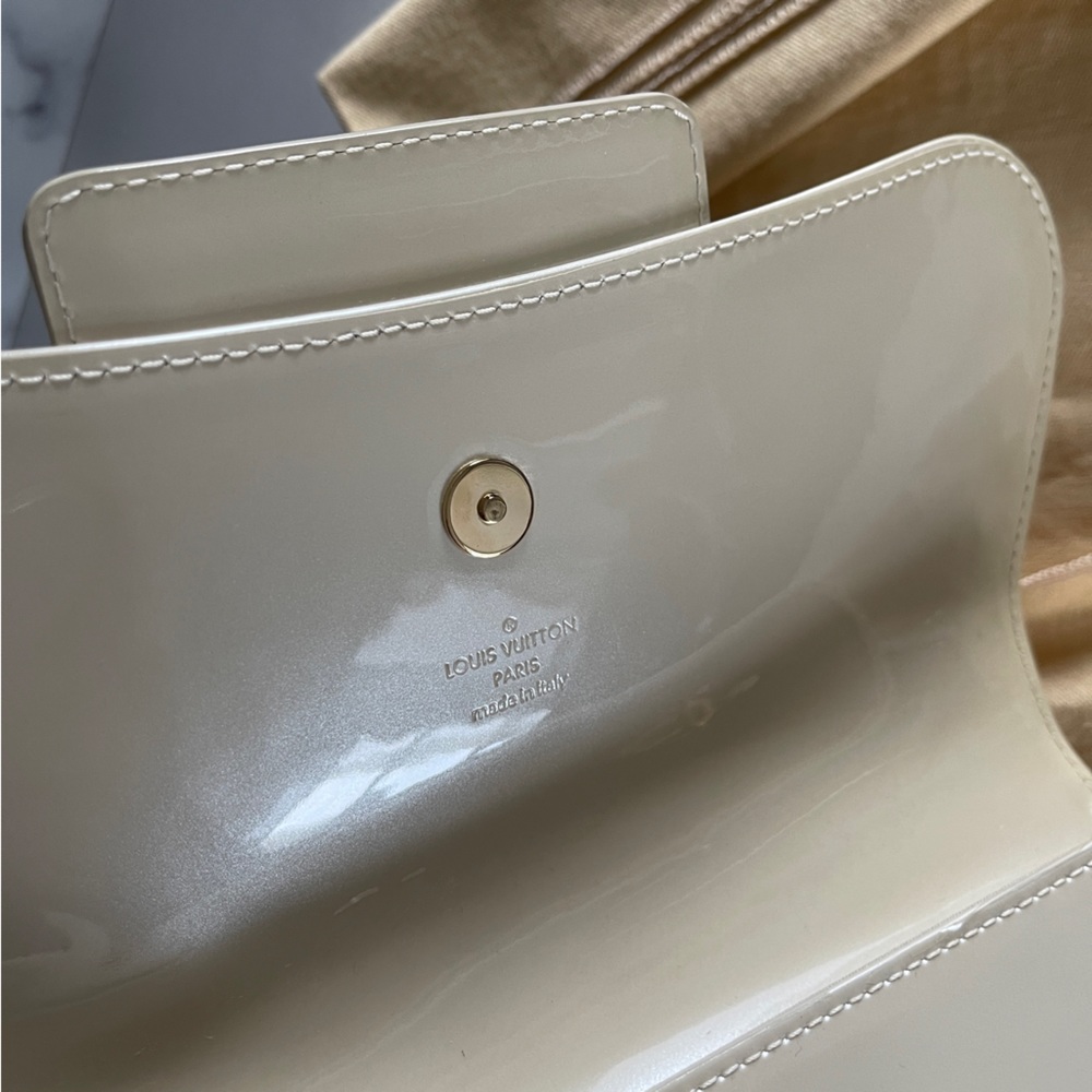 Louis Vuitton Blanc Corail Sobe Patent Leather Clutch - Picture 11 of 11
